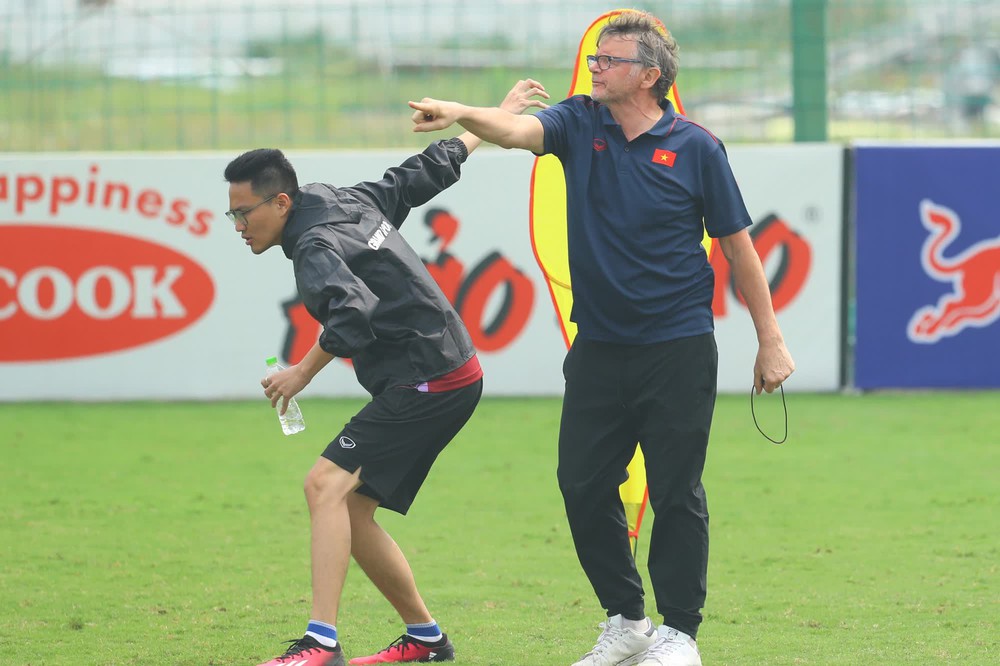 Đặng Văn Lâm tập riêng, HLV Troussier nắn kỹ thuật cho nhóm thủ môn lứa U23 - Ảnh 9.