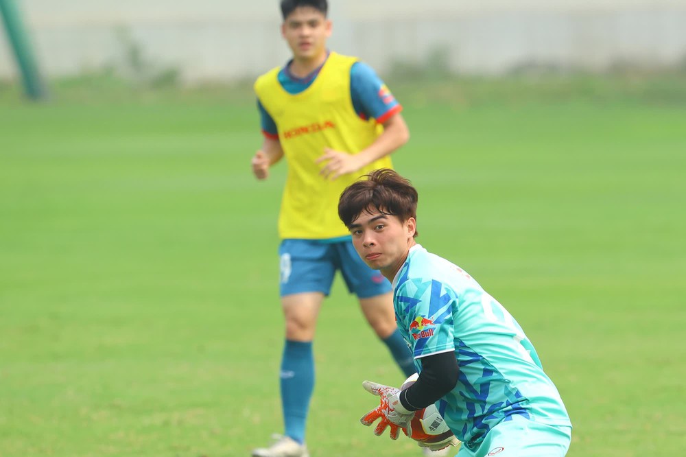 Đặng Văn Lâm tập riêng, HLV Troussier nắn kỹ thuật cho nhóm thủ môn lứa U23 - Ảnh 7.