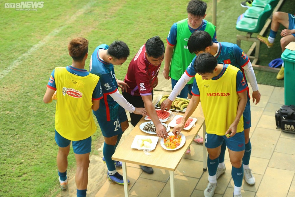 HLV Troussier xếp bàn ăn cho đội tuyển Việt Nam ngay trên sân tập - Ảnh 3.