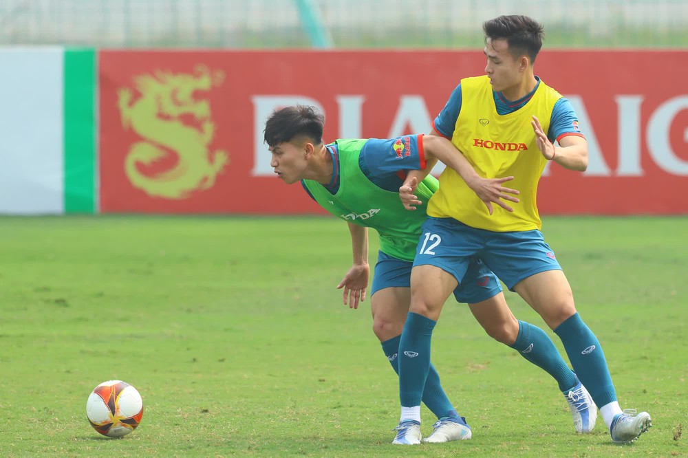 Đặng Văn Lâm tập riêng, HLV Troussier nắn kỹ thuật cho nhóm thủ môn lứa U23 - Ảnh 4.