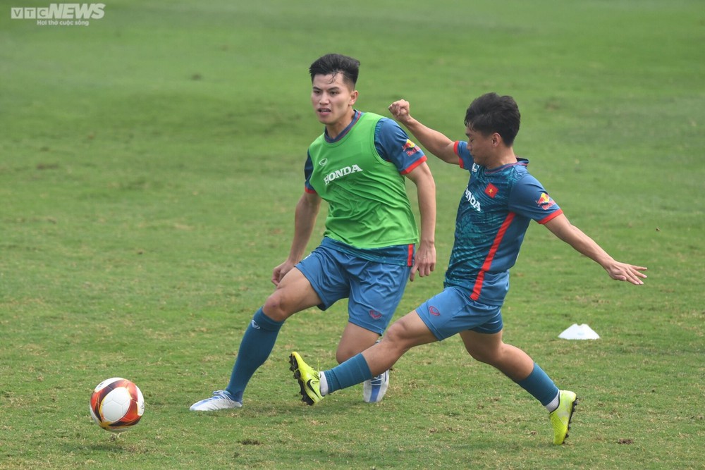 HLV Troussier xếp bàn ăn cho đội tuyển Việt Nam ngay trên sân tập - Ảnh 2.