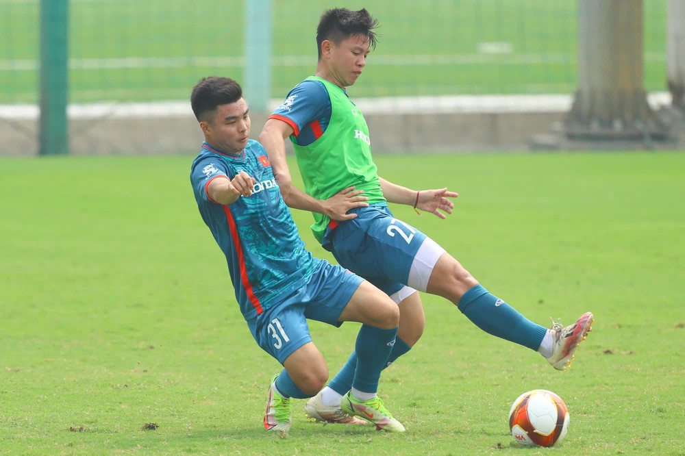 Đặng Văn Lâm tập riêng, HLV Troussier nắn kỹ thuật cho nhóm thủ môn lứa U23 - Ảnh 3.