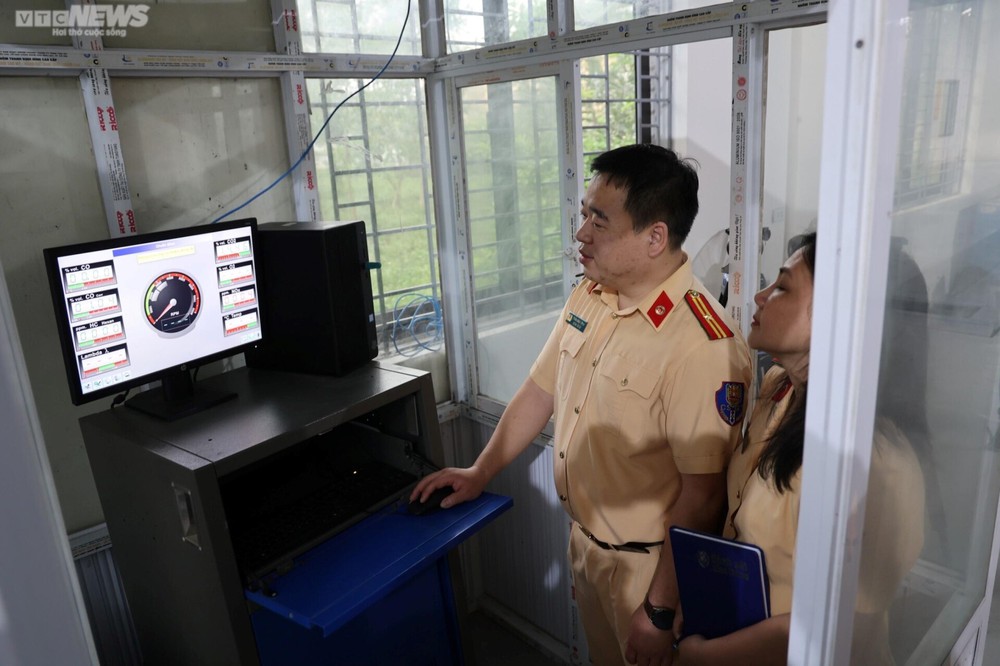 50 cảnh sát giao thông bắt đầu hỗ trợ các trung tâm đăng kiểm ở Hà Nội và TP.HCM