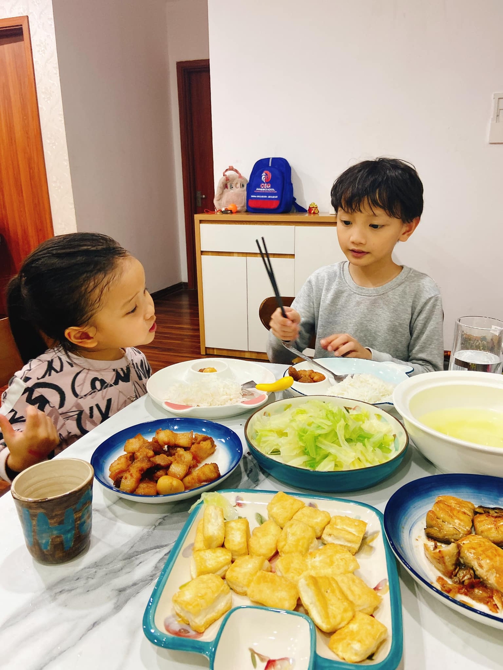 Giao việc bếp núc cho 2 con, mẹ nhàn nhã thưởng trà và cái kết bất ngờ