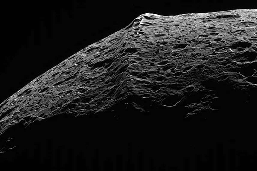 Tại sao có nhà khoa học nghi ngờ dấu hàn được tìm thấy trên bề mặt Iapetetus là một con tàu vũ trụ bị bỏ rơi? - Ảnh 6.