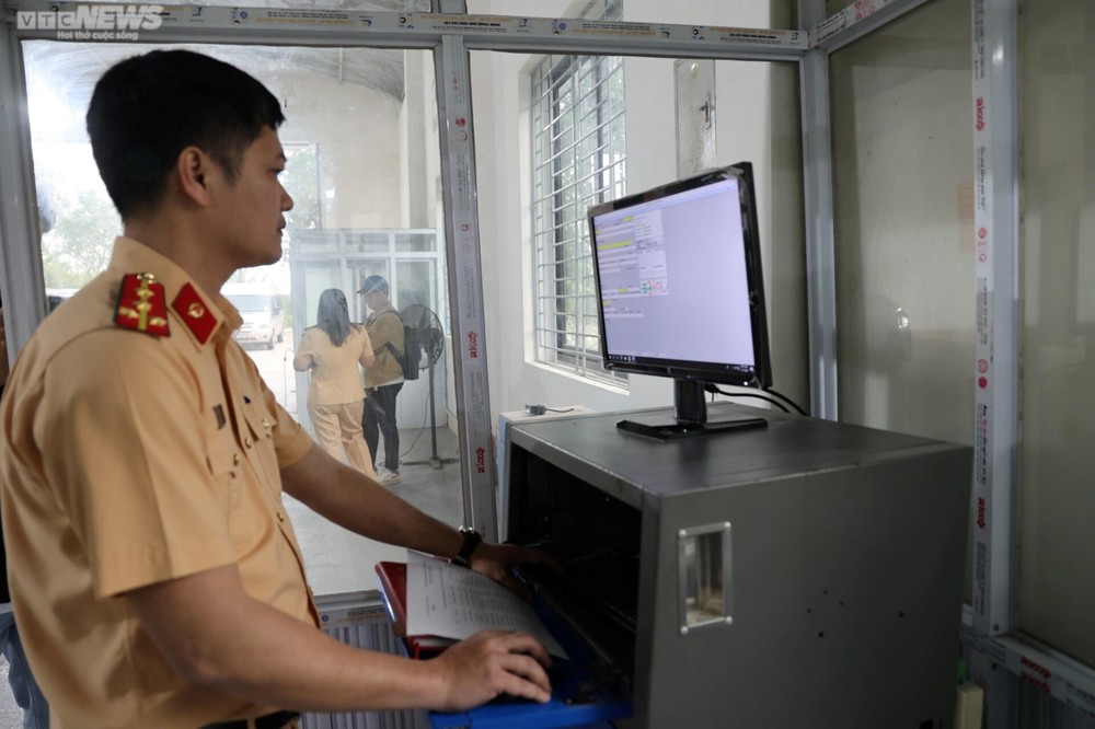 50 cảnh sát giao thông bắt đầu hỗ trợ các trung tâm đăng kiểm ở Hà Nội và TP.HCM - Ảnh 7. 50 cảnh sát giao thông bắt đầu hỗ trợ các trung tâm đăng kiểm ở Hà Nội và TP.HCM - Ảnh 7.
