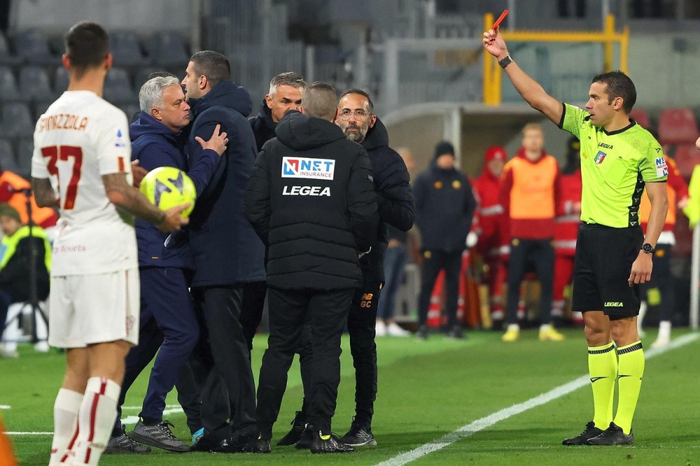 Jose Mourinho tạo drama căng thẳng ở Serie A - Ảnh 1.