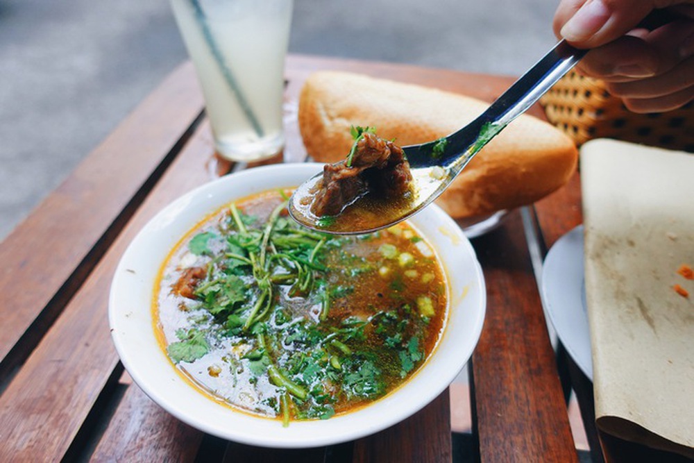 “Đột nhập” hàng bánh mì của mẹ Phúc Du: Hoá ra đoạn lời “con trai bà bán bánh mì” là có thật?