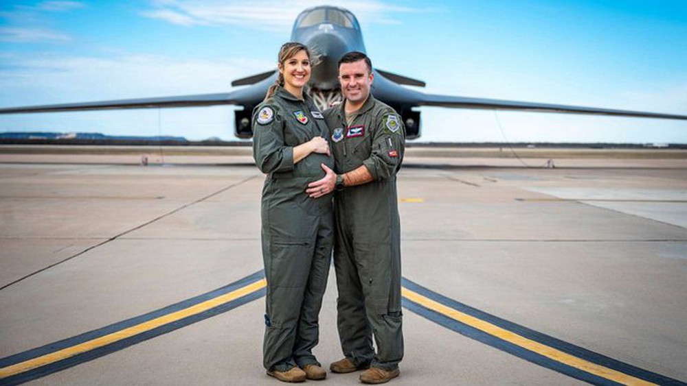 Mẹ bầu đi vào lịch sử không quân Mỹ - Ảnh 1.