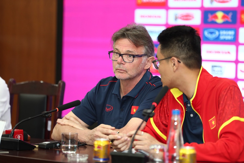 HLV Troussier: V.League 4 tháng chỉ đá 4 trận, bằng thời gian đó ở châu Âu họ đá 40 trận - Ảnh 3.