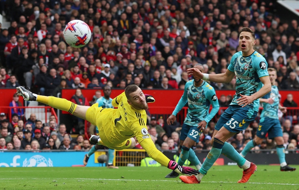 Casemiro lĩnh thẻ đỏ tai hại, Man United suýt ôm hận bởi đội bóng cuối bảng - Ảnh 3.