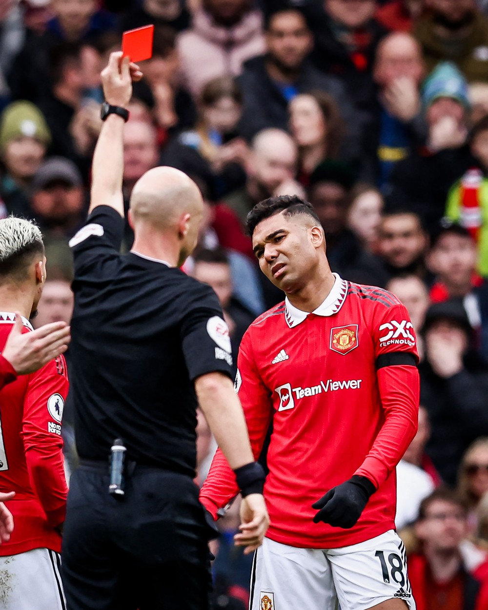 Casemiro lĩnh thẻ đỏ tai hại, Man United suýt ôm hận bởi đội bóng cuối bảng - Ảnh 2.