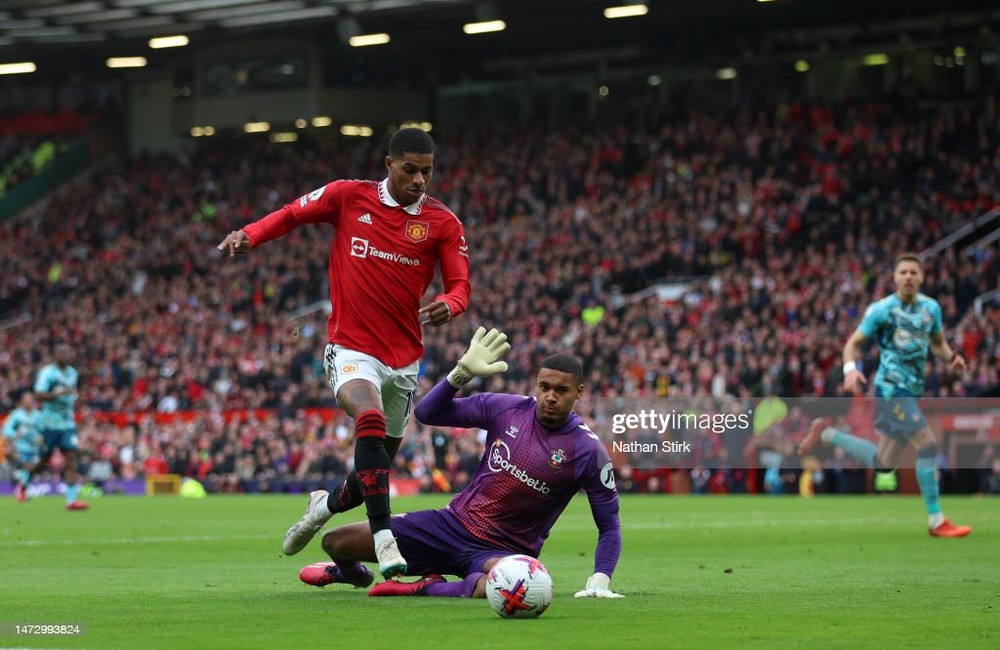 Casemiro lĩnh thẻ đỏ tai hại, Man United suýt ôm hận bởi đội bóng cuối bảng - Ảnh 4.