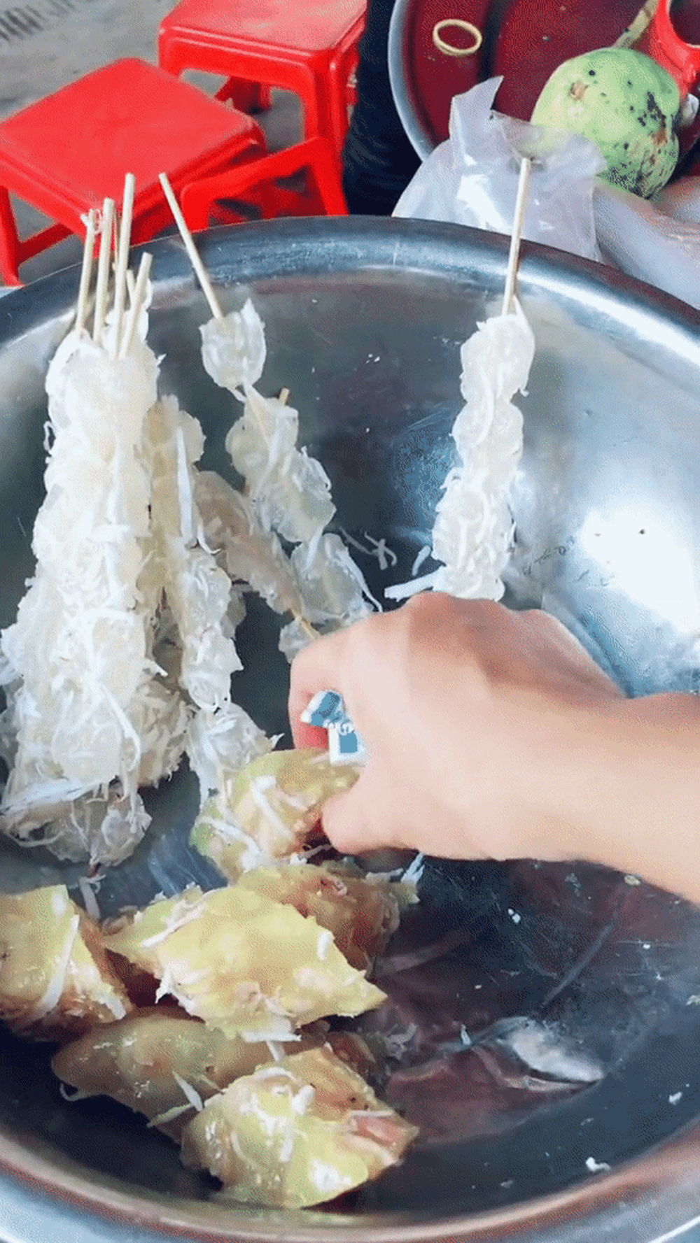 Khó tin nhưng là sự thật: Chỉ cầm 20k là có thể ăn hết một vòng chợ quê tại Phú Yên