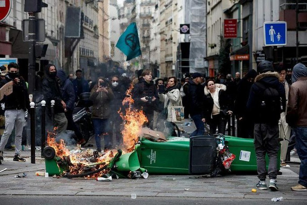 Pháp ngày càng nóng vì cải cách lương hưu của Tổng thống Macron - Ảnh 2.