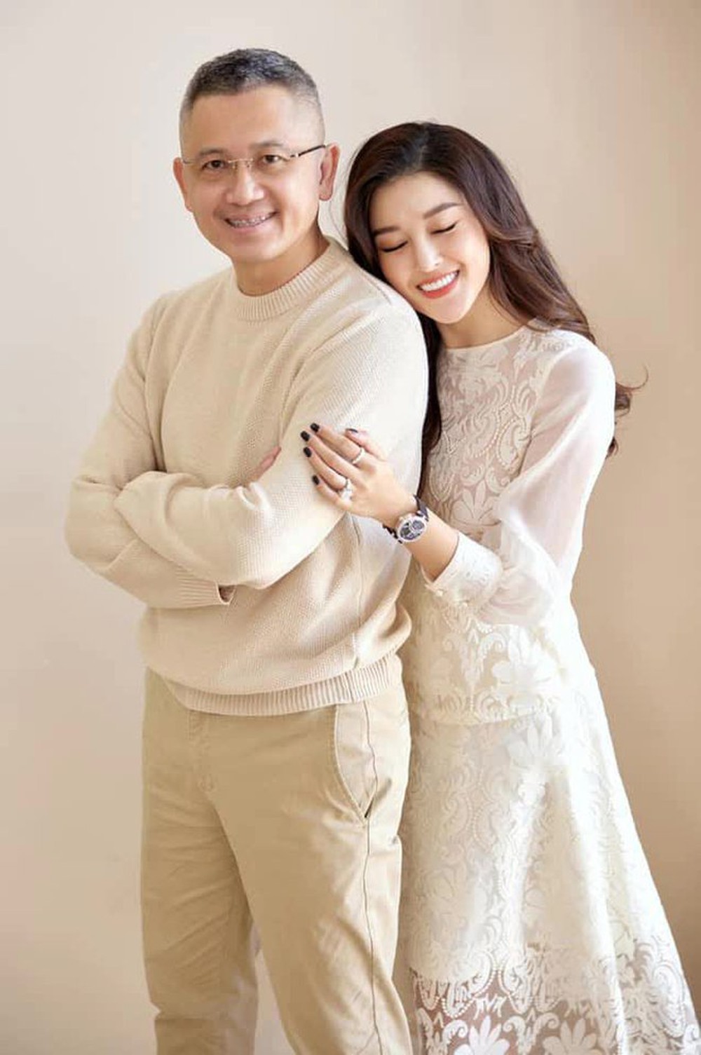 Bố Á hậu Huyền My ngày trẻ điển trai như tài tử, dân mạng nhìn xong đoán ngay xuất thân không phải dạng vừa