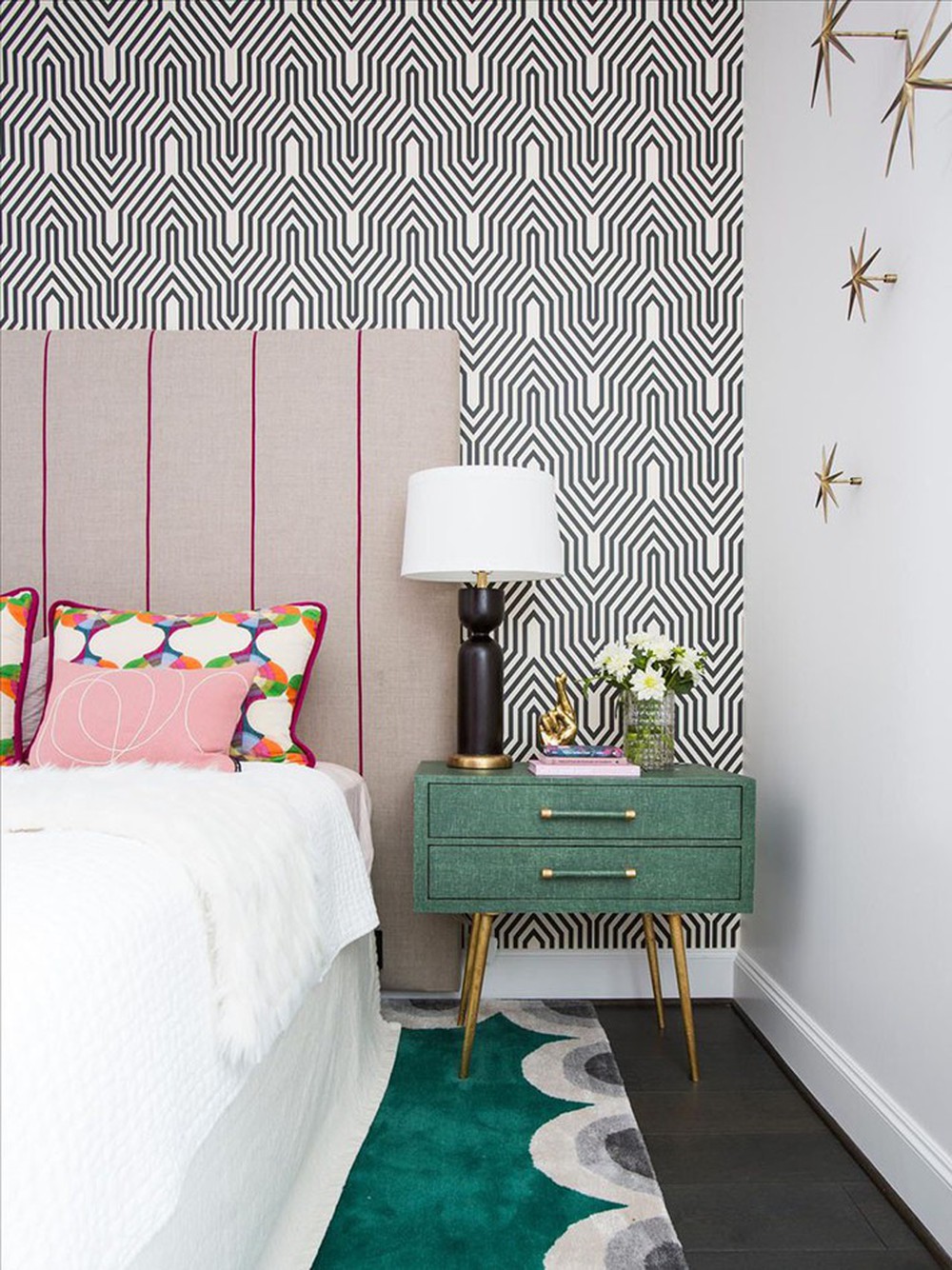 Những cách trang trí phòng ngủ giúp không gian nghỉ ngơi của bạn đẹp chẳng kém trên tạp chí - Ảnh 3.