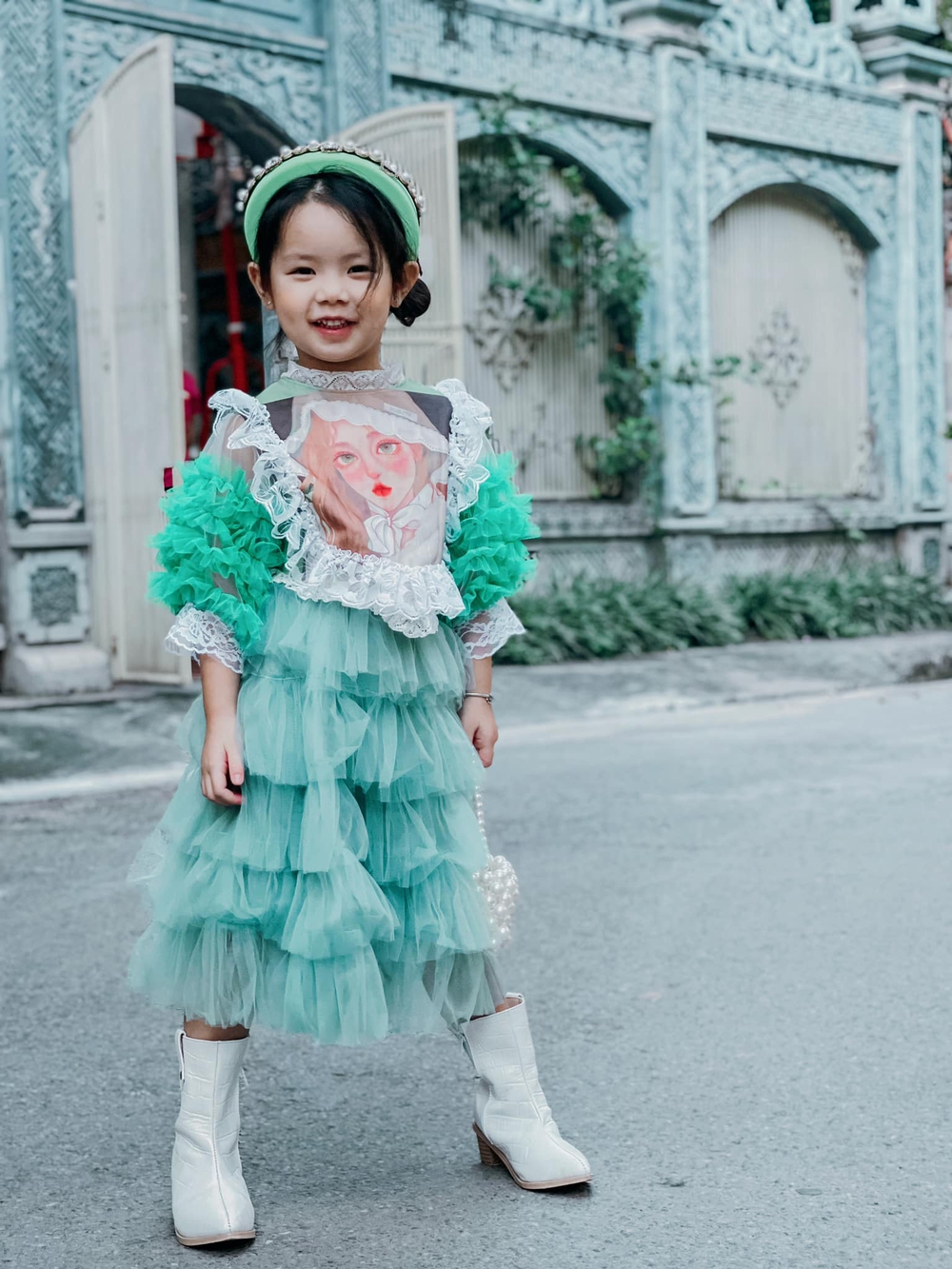 Mẫu nhí 4 tuổi sở hữu nụ cười toả nắng, mẹ tiết lộ bí quyết để con cân bằng giữa đam mê và vui chơi