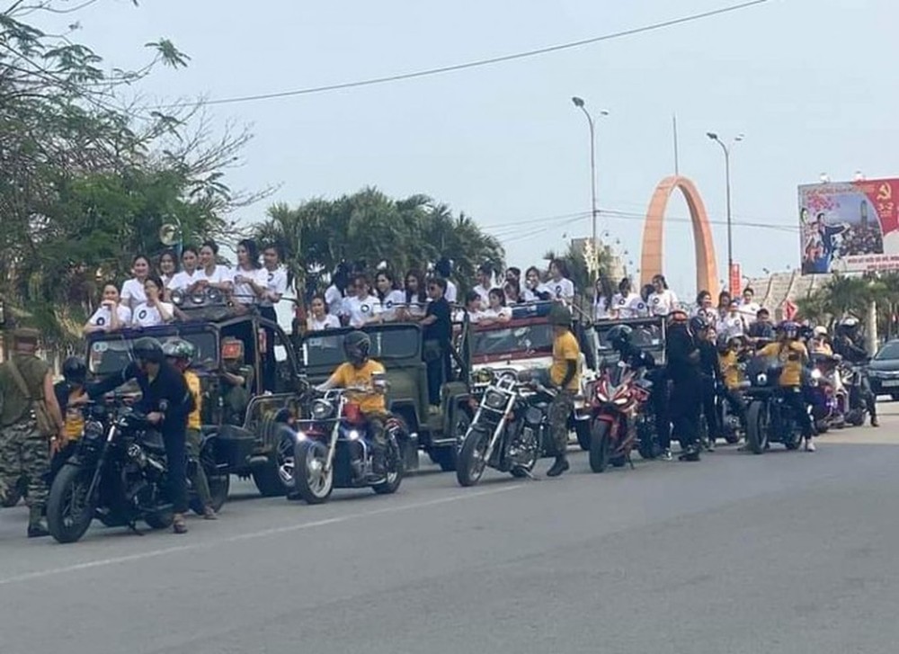 Đoàn xe jeep chở dàn chân dài: Xin lỗi, các vị quá ngông và rởm đời! - Ảnh 1.