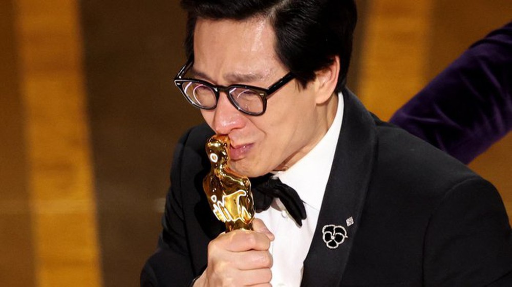 Diễn viên gốc Á Quan Kế Huy đoạt giải Oscar, lập hàng loạt kỷ lục của điện ảnh thế giới - Ảnh 2.