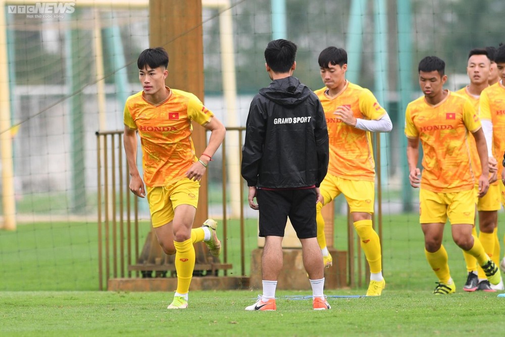 Văn Khang, Quốc Việt tự tin phô diễn kỹ thuật trước đàn anh U23 Việt Nam - Ảnh 5.