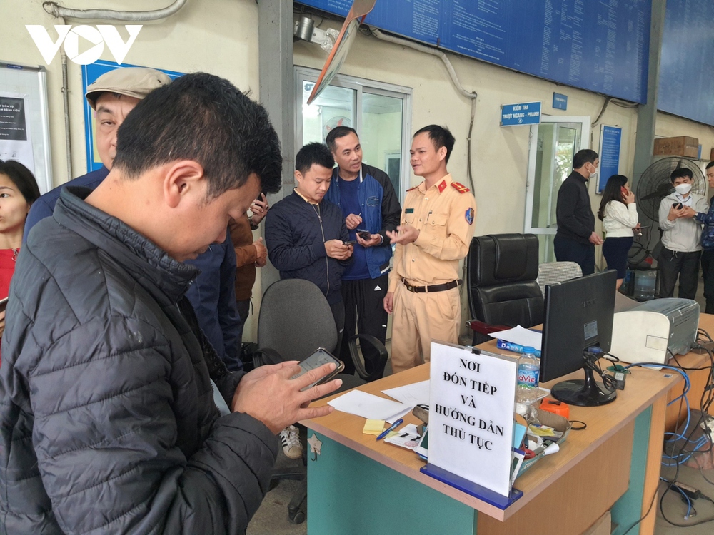 Trung tâm đăng kiểm ở Hà Nội bớt ùn tắc hơn khi có sự chi viện của CSGT - Ảnh 4.