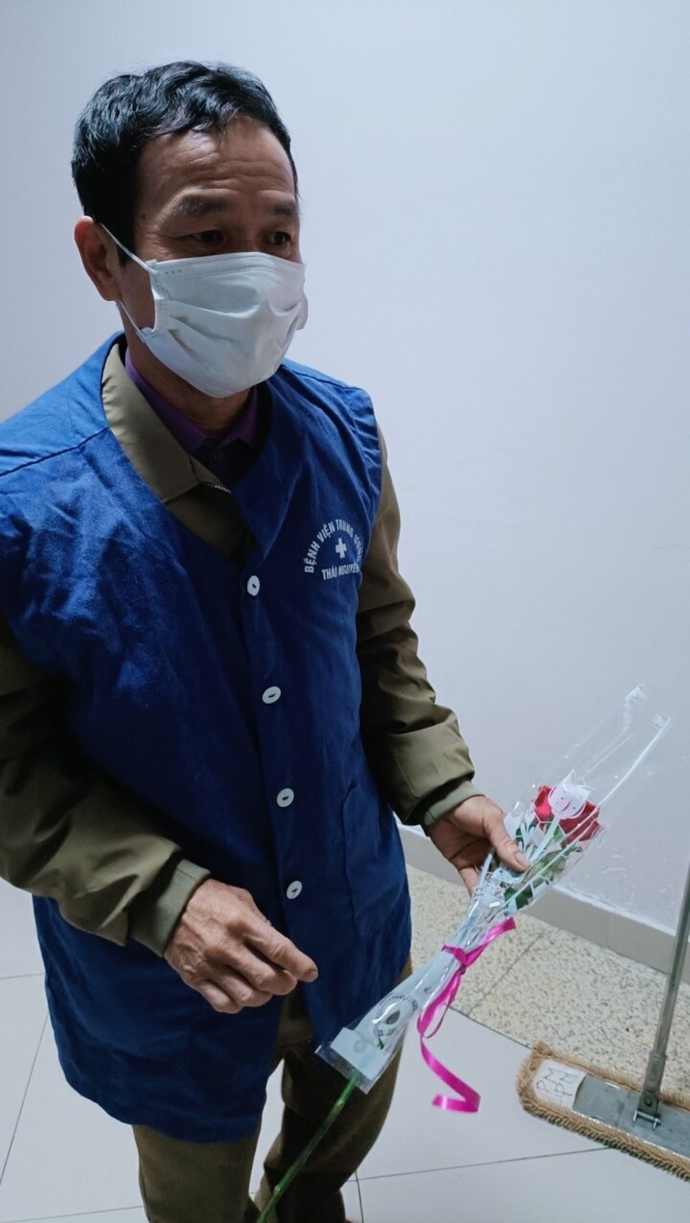 Xúc động chồng ung thư phổi lần đầu mua hoa tặng vợ đang hôn mê - Ảnh 1.