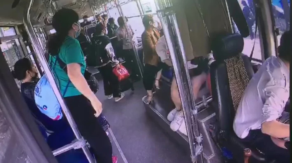 Phát hiện khách bị móc trộm điện thoại, tài xế và phụ xe buýt phản ứng cực nhanh khiến tất cả nể phục