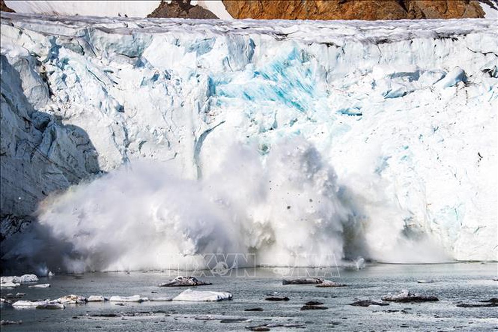 Nguy cơ mầm bệnh do biến đổi khí hậu làm tan băng Bắc cực - Ảnh 1.