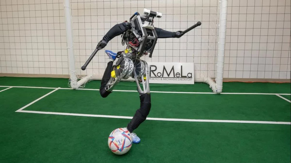 Nhóm sinh viên phát triển robot hình người có kỹ năng đá bóng giỏi hơn cả Messi, sẽ đi đá giải ở Pháp thời gian tới - Ảnh 1.