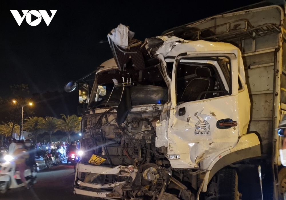 Bình Định: Xe khách va chạm với xe tải, 13 người bị thương - Ảnh 1.