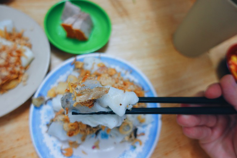 Hàng bánh cuốn nhân thịt gà “độc nhất vô nhị” ở Hà Nội, khách Tây và khách Việt đến nườm nượp mỗi ngày