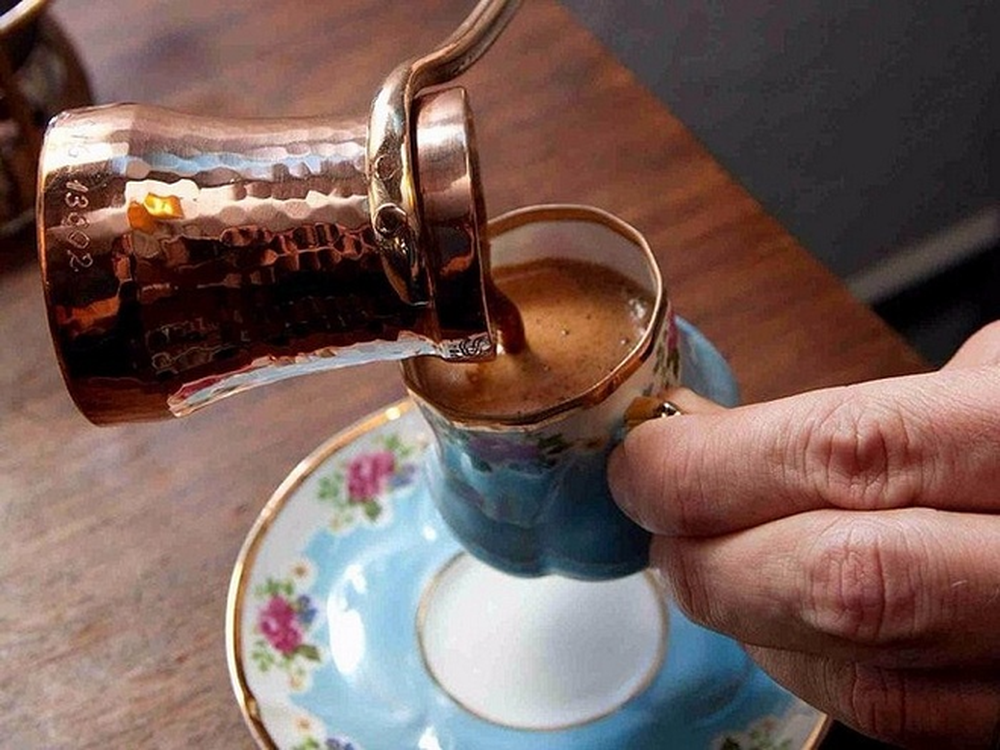 Cộng đồng mạng tranh cãi về cốc cà phê “Thạch Sanh” độc lạ ở Đắk Lắk: đổ mãi không vơi, vùi xuống cát lại đầy