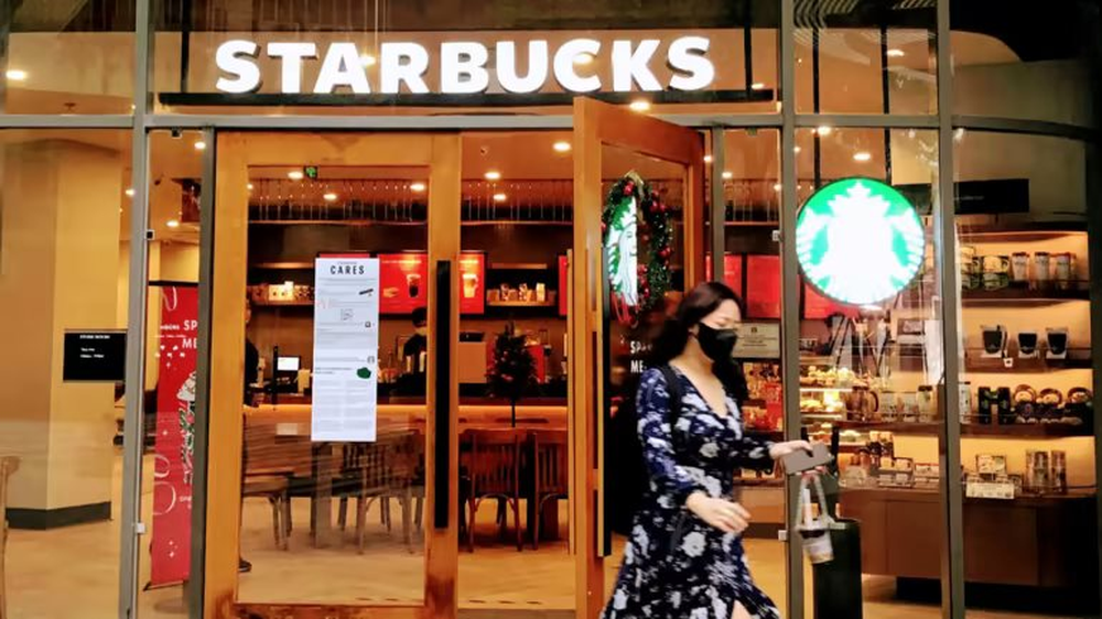 Ly cà phê giá 100.000 đồng và vị đắng của Starbucks sau 10 năm vào Việt Nam - Ảnh 1.