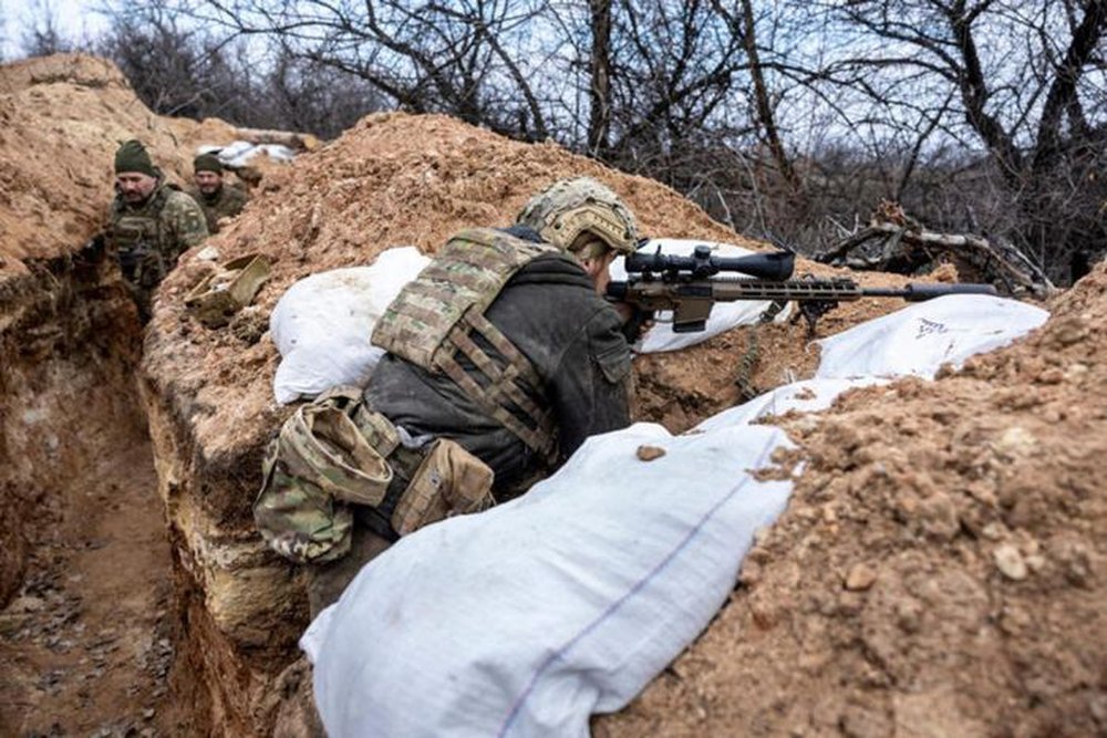 Chiến thuật cổ điển nhưng lợi hại đối phó lính bắn tỉa trên chiến trường Ukraine - Ảnh 2.