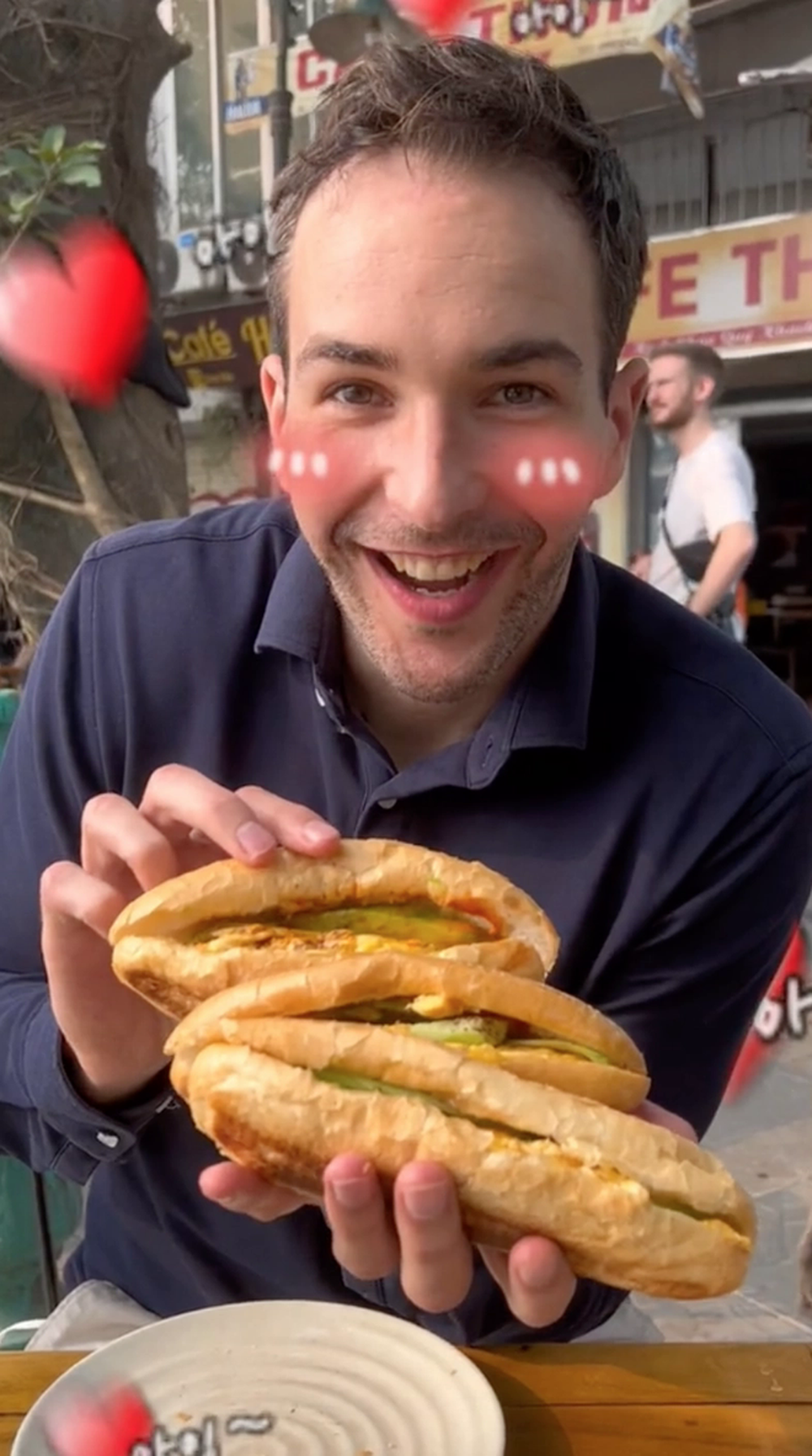 YouTuber người Pháp chỉ ra điểm khác biệt lớn khi ăn bánh mì ở Pháp và ở Việt Nam khiến ai cũng phải gật gù