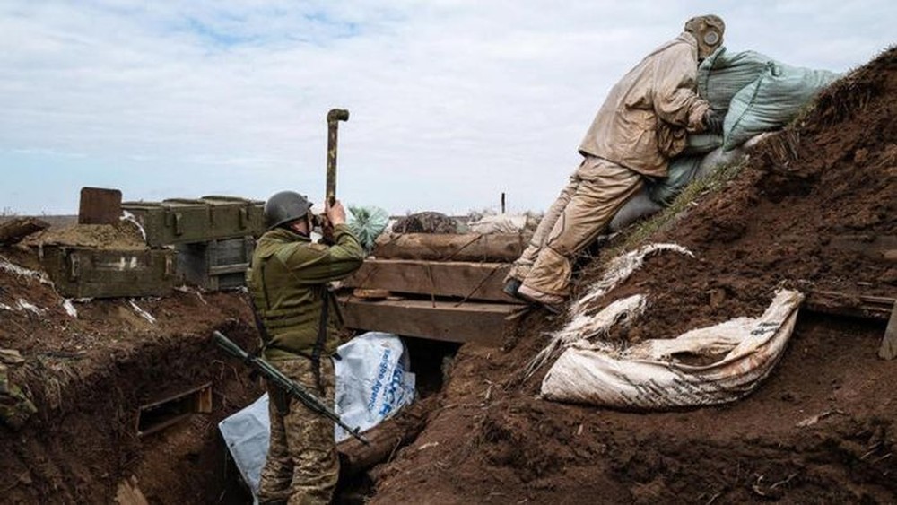 Chiến thuật cổ điển nhưng lợi hại đối phó lính bắn tỉa trên chiến trường Ukraine - Ảnh 1.