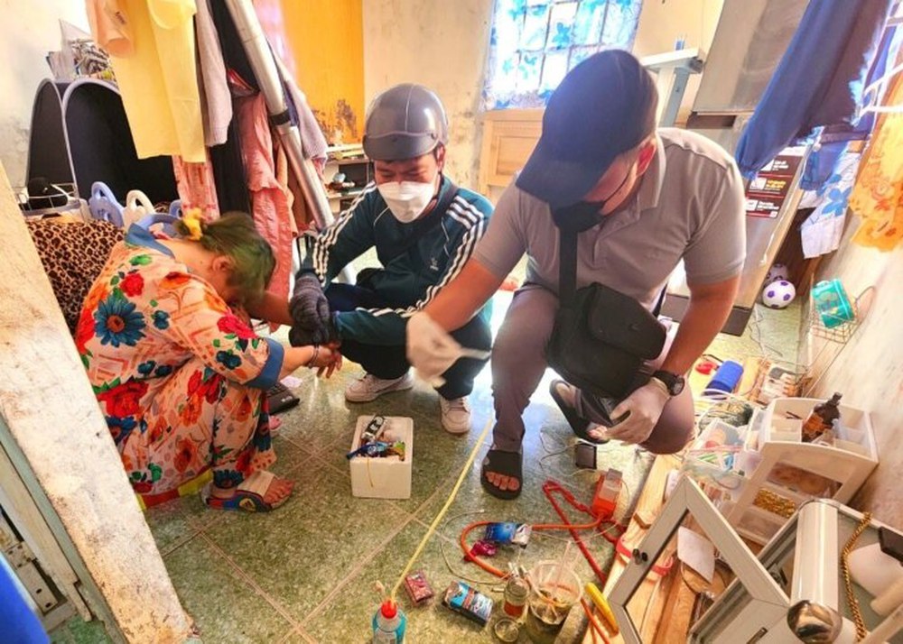Hơn 70 chiến sỹ công an đột kích ổ ma túy của 2 mẹ con giữa trung tâm Đà Nẵng - Ảnh 2.