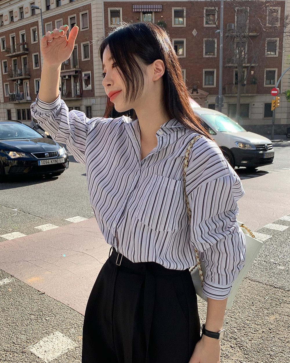 5 mẫu áo giúp style công sở thêm trẻ trung, chuẩn thanh lịch