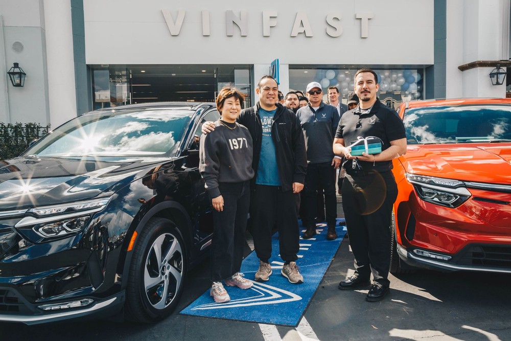 Những khách hàng Mỹ đầu tiên chính thức nhận bàn giao ô tô điện VinFast VF 8, rất nhiều người gốc Việt đã mua xe - Ảnh 2.