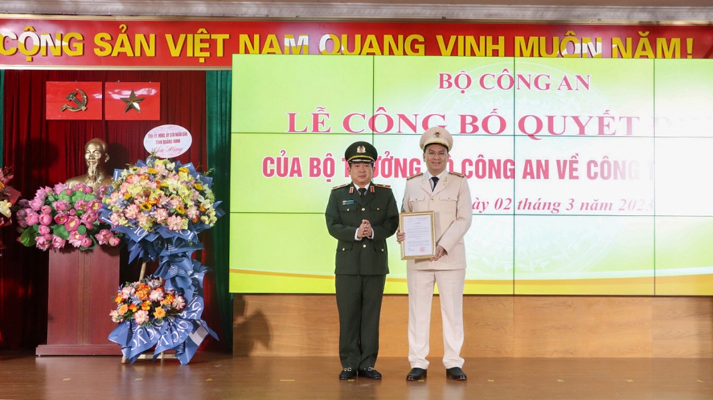 Thiếu tướng Đinh Văn Nơi trao quyết định bổ nhiệm Phó Giám đốc Công an Quảng Ninh - Ảnh 1.