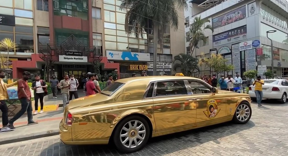 Cũng là taxi nhưng không phải Vios: Triệu phú mang hẳn Rolls-Royce Phantom ‘mạ vàng’ đi chạy dịch vụ khiến dân tình trầm trồ