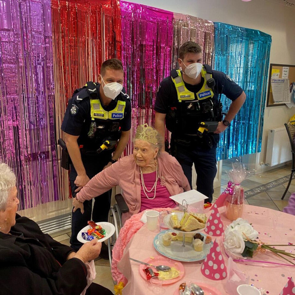 Cảnh sát ập vào còng tay cụ bà 100 tuổi đúng ngày sinh nhật, nghe lý do ai cũng phì cười - Ảnh 3.