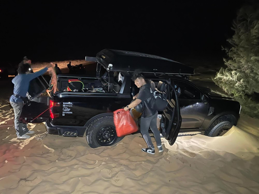 Lái Ford Ranger vào cồn cát Bình Thuận rồi gặp vận đen, chủ xe lạc quan: Kẹt lại 1 đêm nhưng vui vì có thêm kinh nghiệm - Ảnh 5.