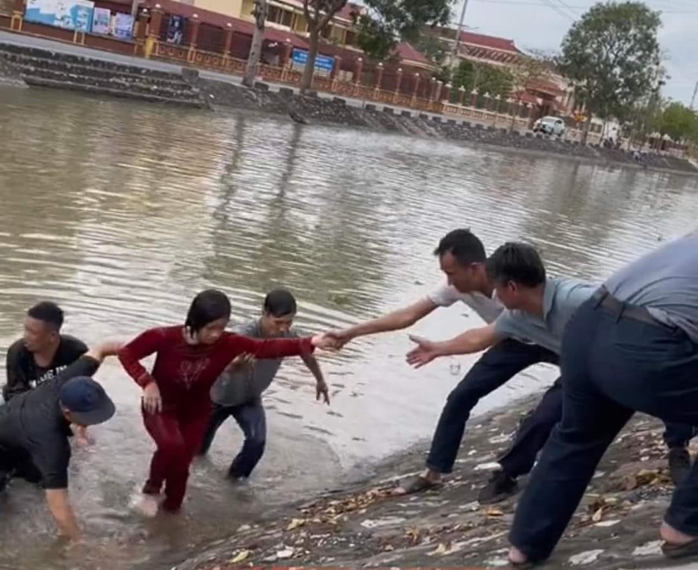 Nữ tài xế điều khiển ô tô lao thẳng xuống mương, camera ghi diễn biến 15 giây quan trọng