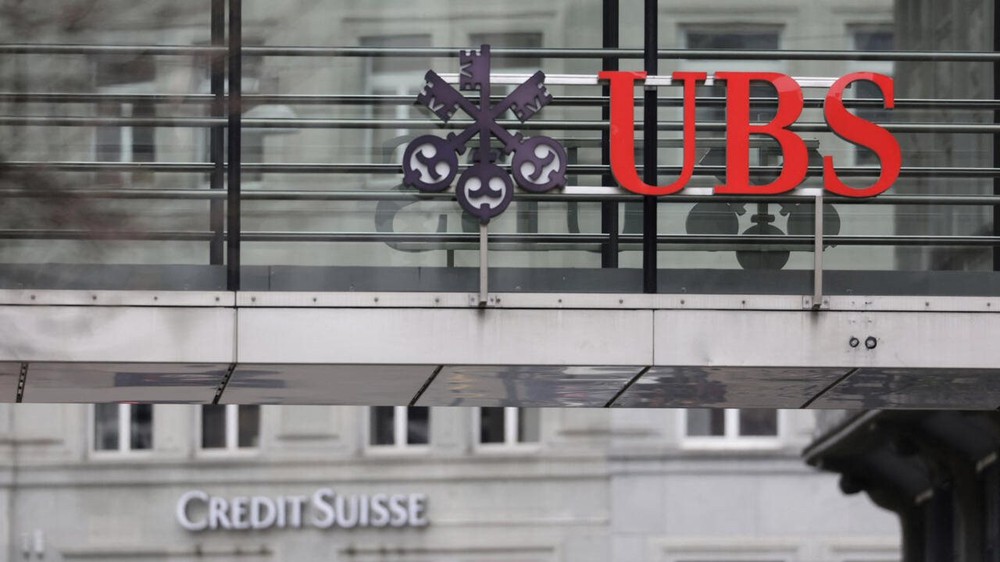  Những điều cần biết về thương vụ lịch sử UBS mua Credit Suisse: Hơn 17 tỷ USD trái phiếu trở nên vô giá trị, ngân hàng mới quản lý 5.000 tỷ USD tài sản  - Ảnh 1.