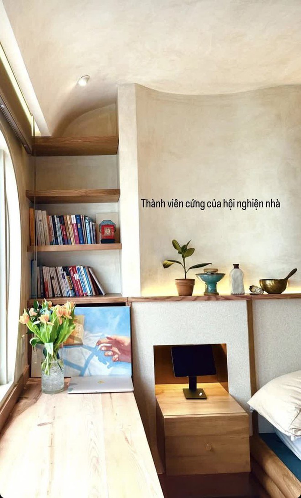 Cận cảnh phòng ngủ trong căn nhà bạc tỷ của Châu Bùi, nơi Binz có cách gọi bạn gái dậy không giống ai