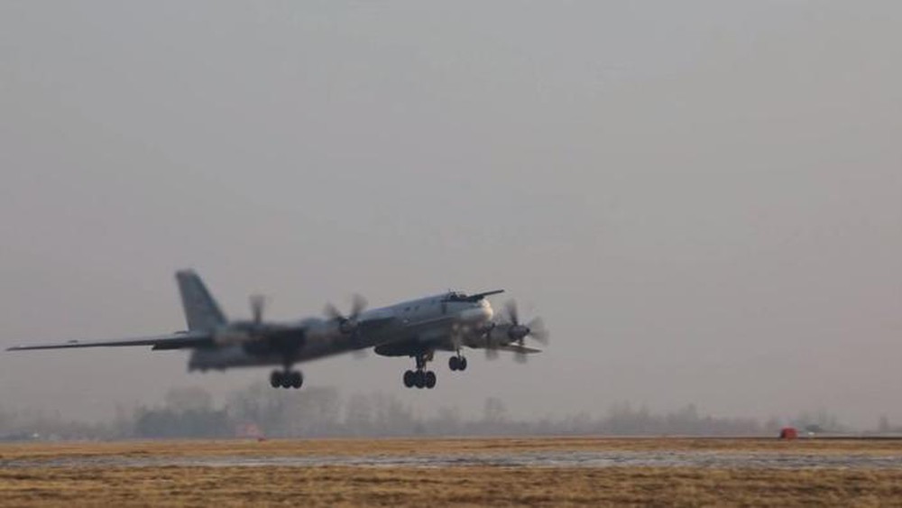 Nga đưa máy bay ném bom chiến lược áp sát Nhật khi Thủ tướng Kishida thăm Ukraine - Ảnh 1.