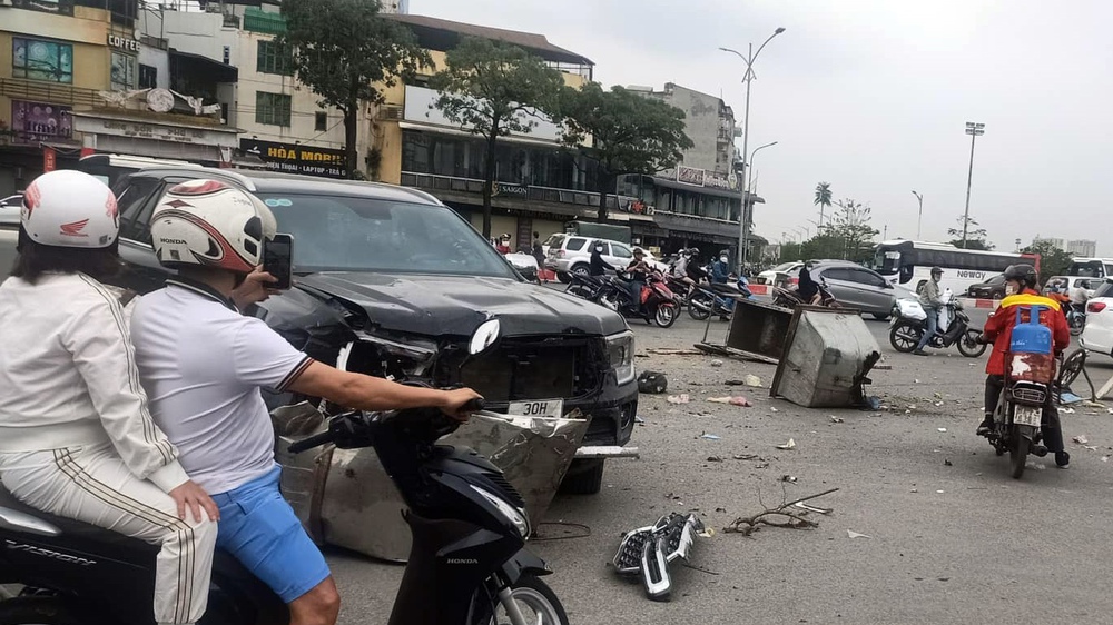 Đằng sau những bức ảnh TNGT: Không làm chủ tốc độ, tài xế Ford Everest đâm hàng loạt xe thu gom rác - Ảnh 1.