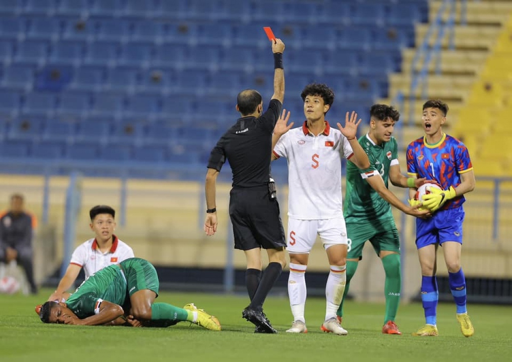 Trọng tài mắc sai lầm ngớ ngẩn ở trận U23 Việt Nam 0-3 U23 Iraq - Ảnh 1.